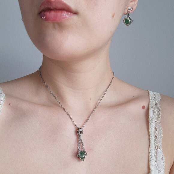 Vintage classic & elegant green aventurine caged pearl and silver earrings - Picture 5 of 7